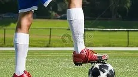 女神关之琳购物巧遇粉丝，试戴饰品后毫不犹豫付款，消费能力引发热议